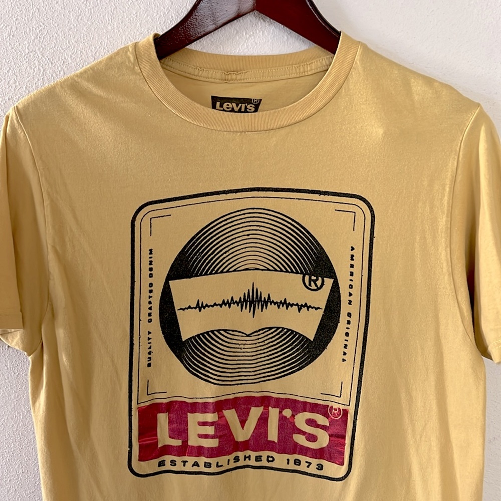 Levi's Tee - Picture 3 of 9